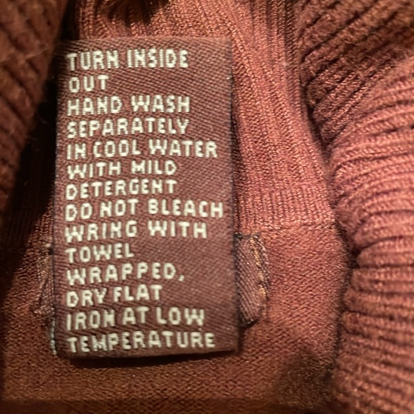 Boutique turtleneck lightweight sweater, barely worn but very comfortable - Picture 4 of 4